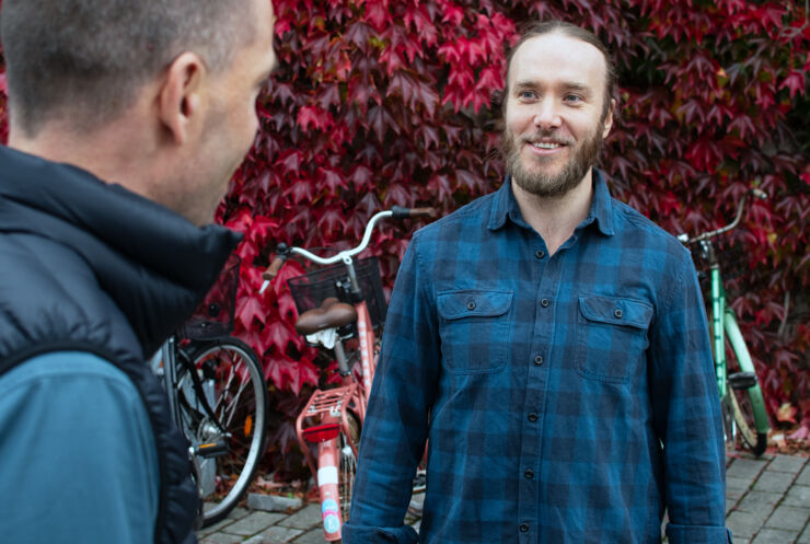 Mikael Ottosson och Johnny Danell pratar med varandra, fokus på Johnny. 