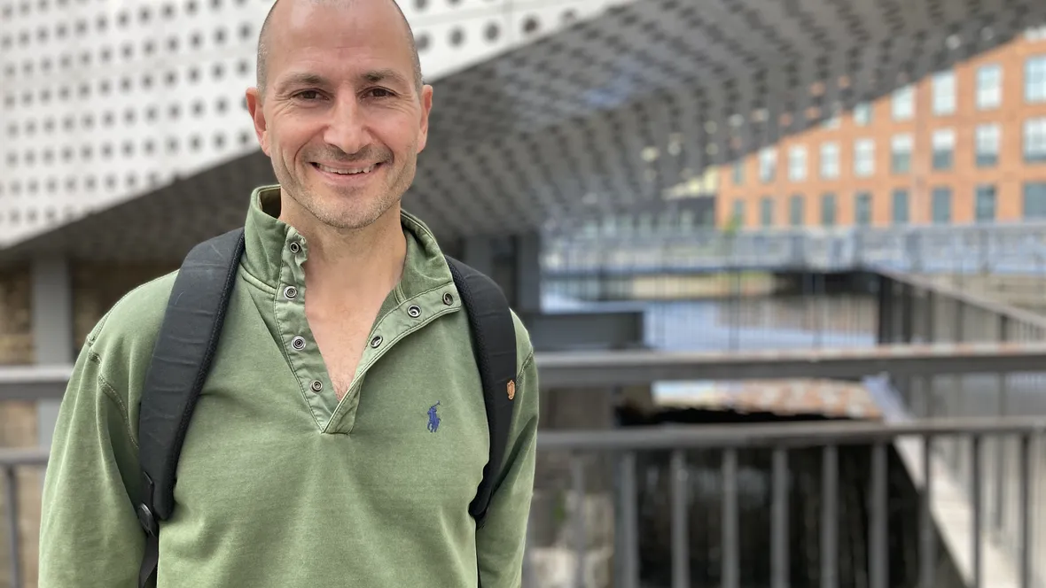 Utomhusporträtt av Jonas Jacobsson som bär en grön tröja. 