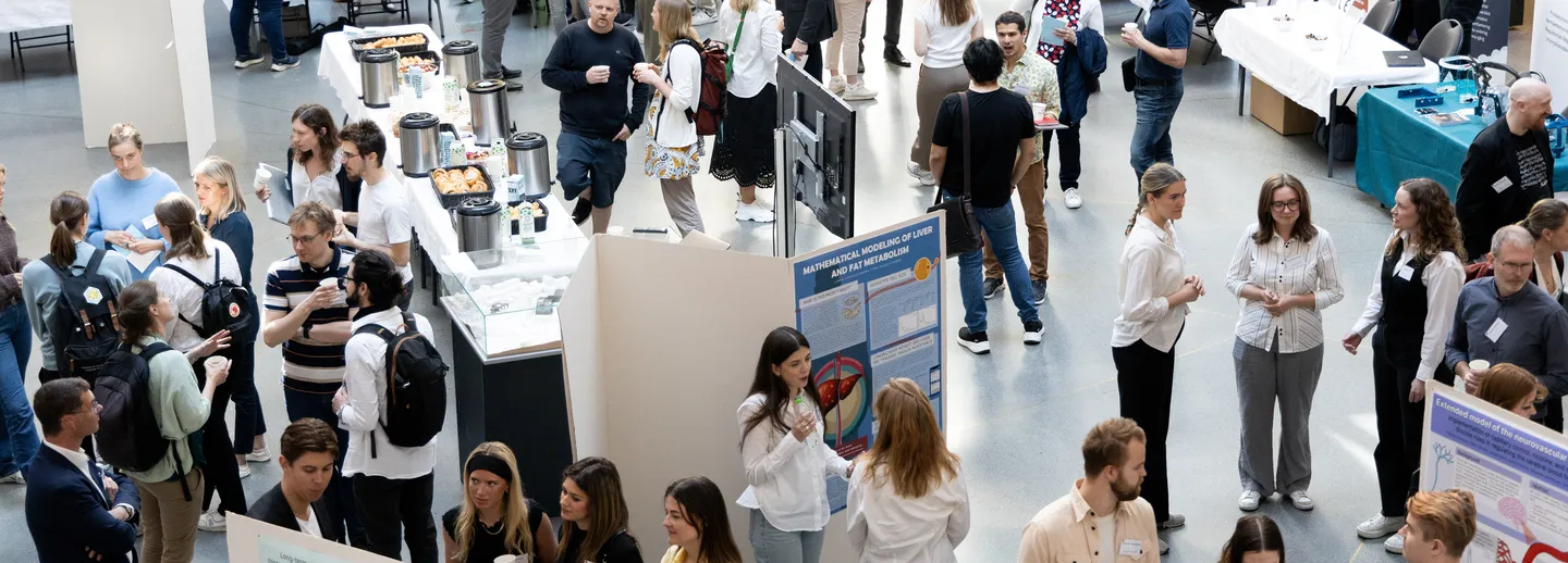 En stor grupp människor samlade i en sal.