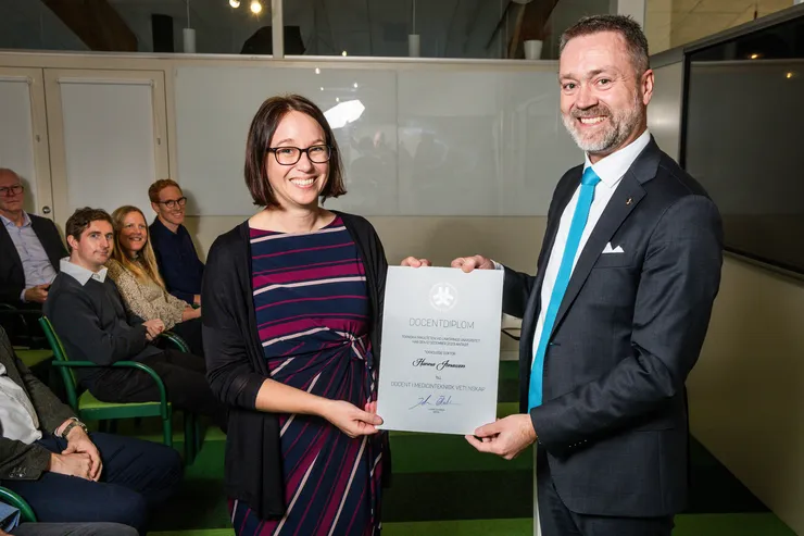 En kvinna tar emot ett diplom