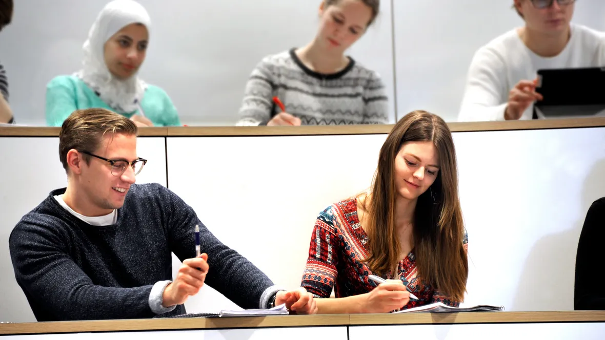 Närbild på studenter i föreläsningssal