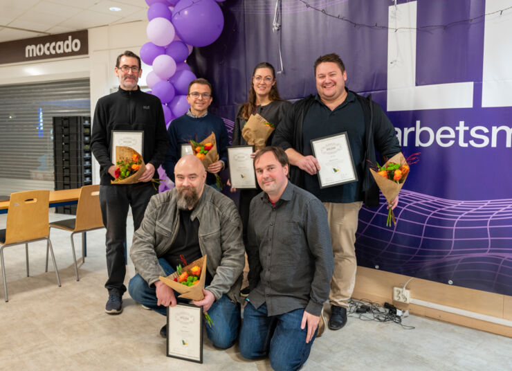 Fem lärare som fått diplom och blommor tittar glada in i kameran