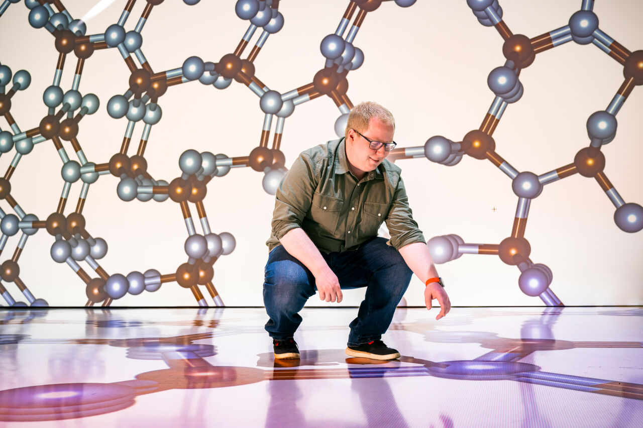 Florian Trybel med kristallstrukturen hP126-C3N4. Det är ett av de nya materialen skapat under extremt tryck.