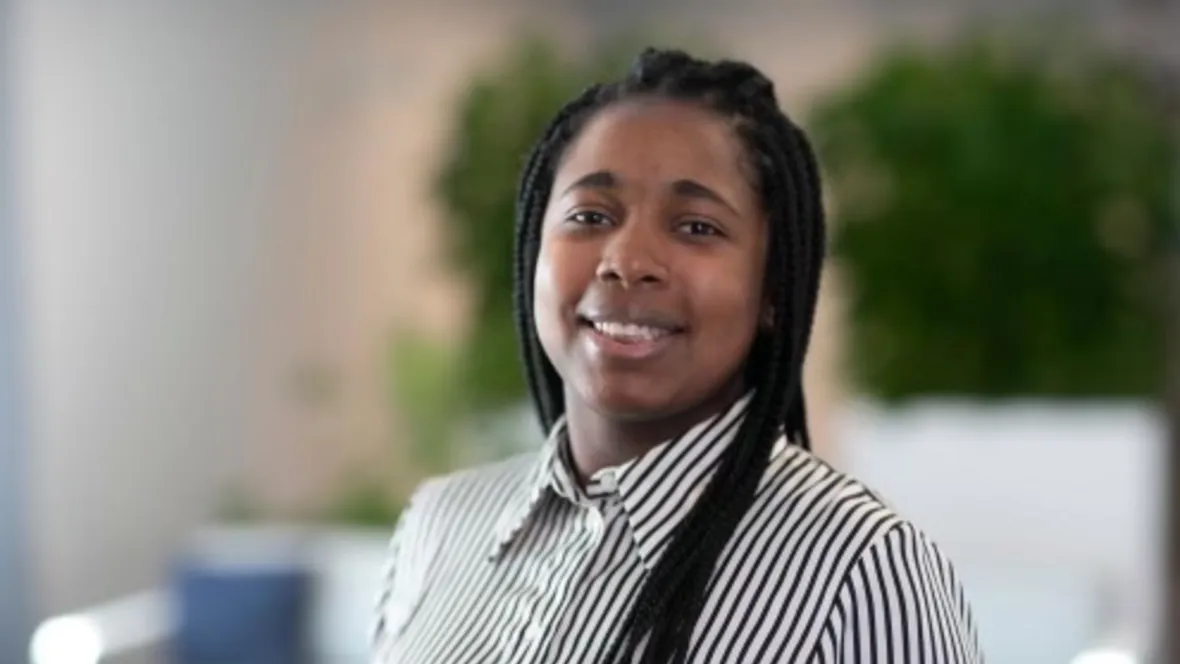 Leende mörkhårig kvinna i randig skjorta