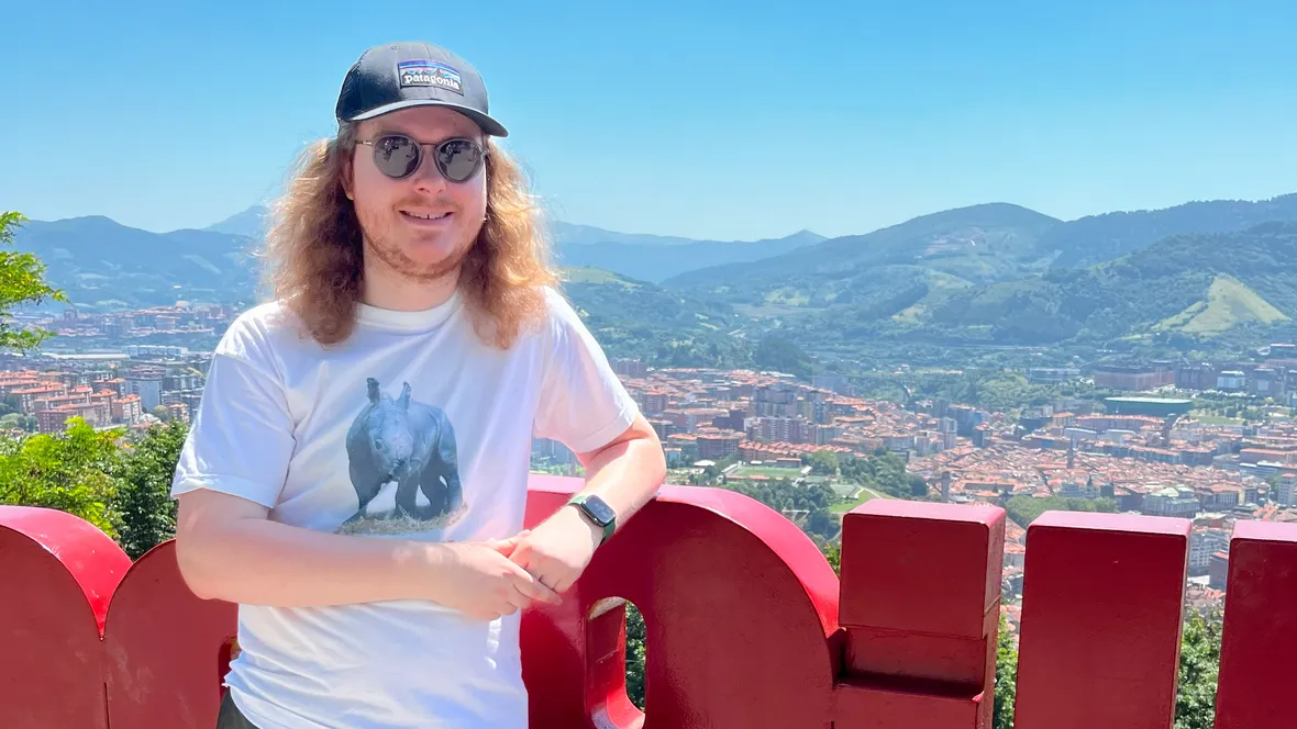 Filip med vacker utsikt i bakgrunden. 