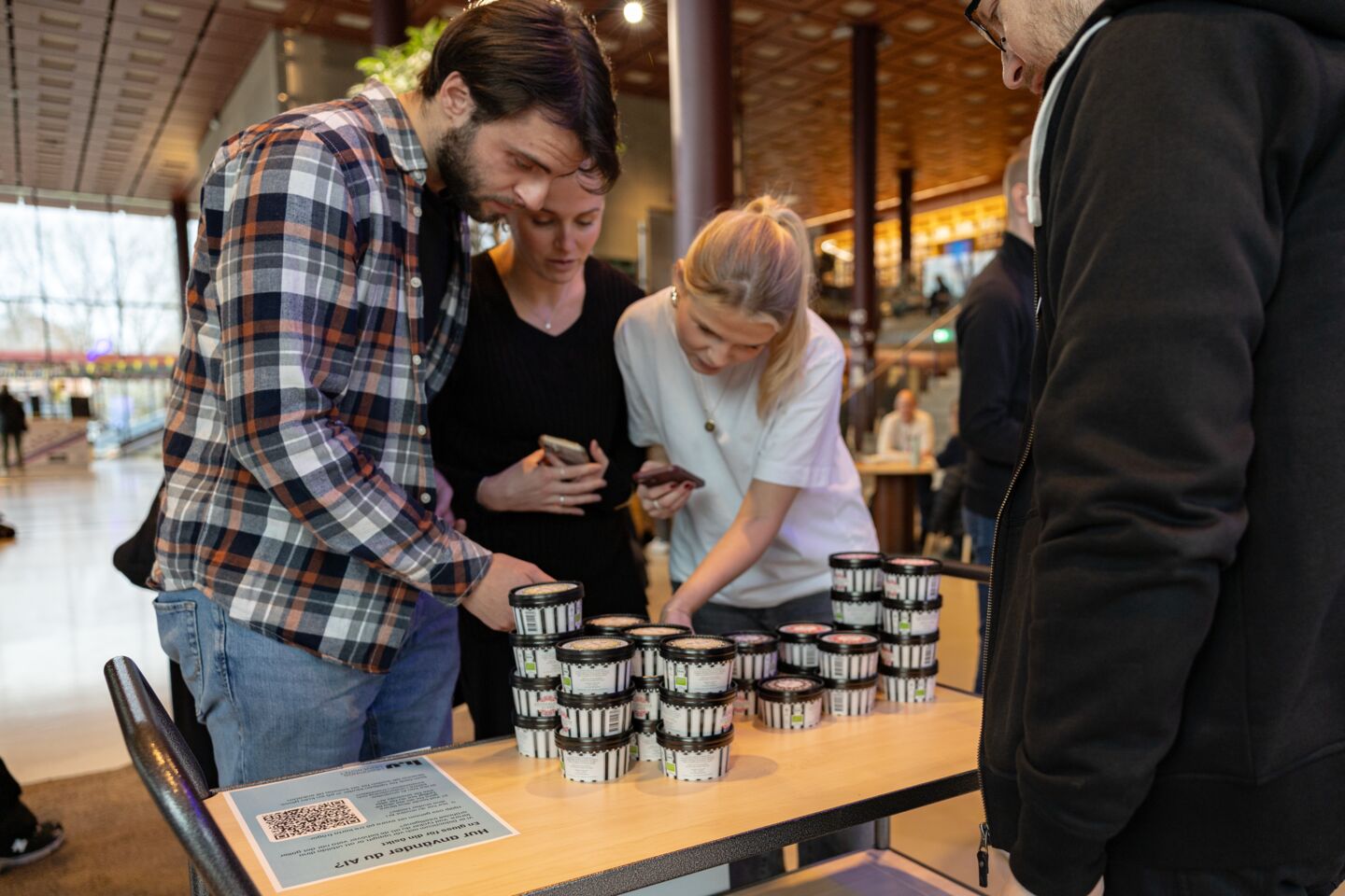 Studenter väljer glass och scannar QR-kod.