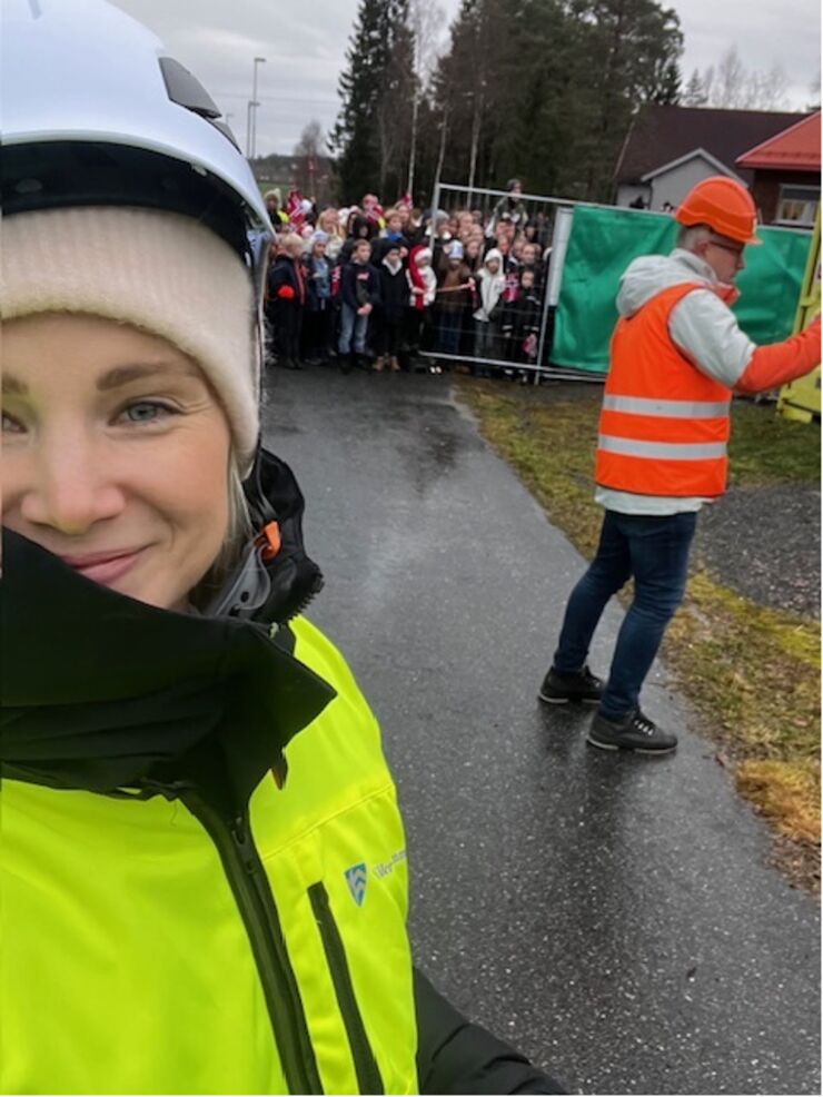 Ung kvinna i skyddsväst och skyddshjälm