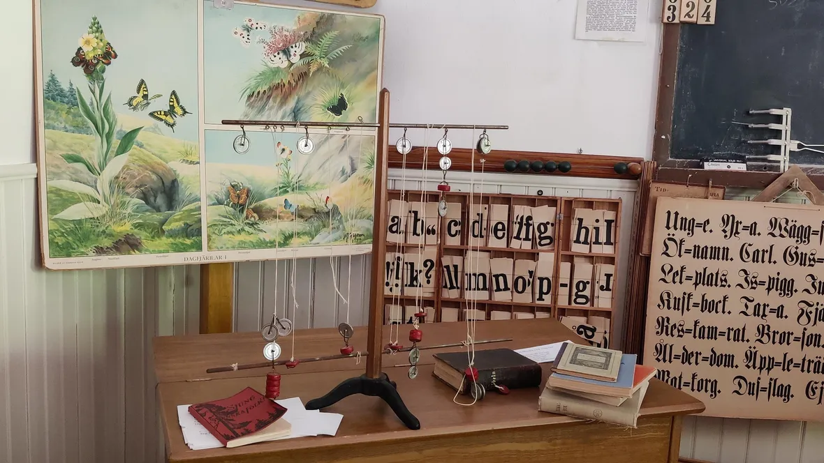 Oilka äldre hjälpmedel som användes i skolan förr.