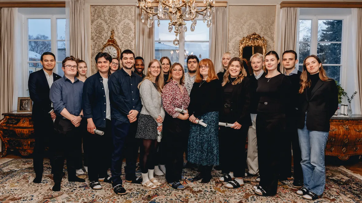 Gruppbild i gammaldags, vackert möblerat rum