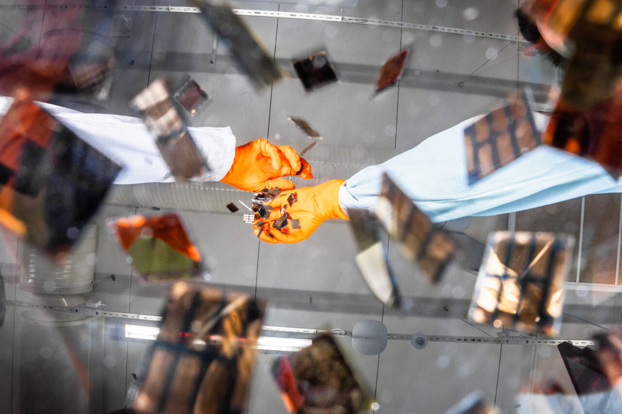 Små solceller faller mot kameralinsen.