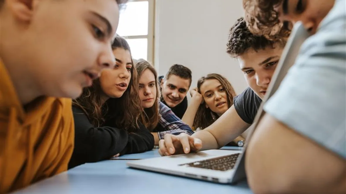 En grupp unga tittar på en datorskärm